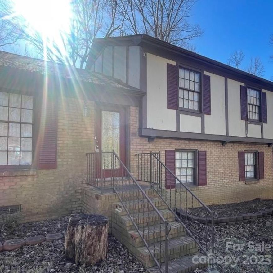 WELLCOME TO 6206 SNOWCREST CT #28 LOCATED IN EAST  OF CHARLOTTE, NORTH CAROLINA. THIS WELL MAINTAINED PROPERTY OFFERS A CONVENIENT AND COMFORTABLE LIVING SPACE IN A DESIRABLE NEIGHBORHOOD.
AS YOU STEP INSIDE, YOU ARE GREETED BY A SPACIOUS AND OPEN FLOOR PLAN. THE FIREPLACE IS  PERFECT FOR RELAXING ON THOSE CHILLY WINTER EVENINGS. THE ADJACENT DINING AREA PROVIDES PLENTY OF SPACE,
THE KITCHEN IS A CHEF'S DREAM, BOASTING MODERN APPLIANCES.
Upstairs have two generously sized bedrooms, each with their own private en-suite bathrooms. The master suite is complete with a walk-in closet and a spa-like bathroom.
Outside, it's provide serene space with outdoor living while enjoying Carolina Weather.
 Well-established community, just moments away from shopping, dining, and entertainment options. With easy access to major highways,  downtown Charlotte or other parts of the city is a breeze.

 Schedule a showing today and experience the comfort and convenience this property has to offer.