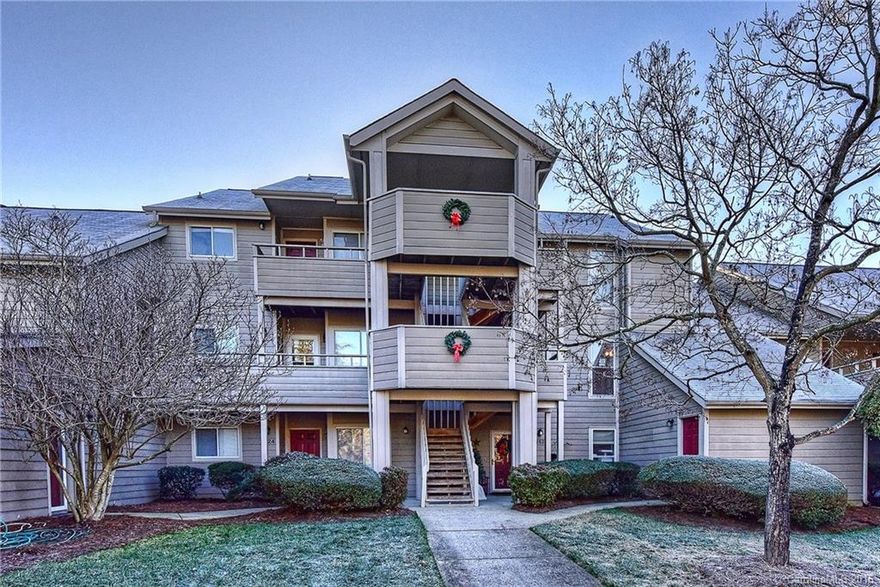 Creswick is a prime location in South Park, located right behind Quail Corners Shopping Center.  This is a 2 bedroom 2 bath (split floor plan) that has been updated with new carpet, granite, tile, wood laminate, freshly painted & opened up for modern living.  Enjoy a view of the pond and pool from your balcony.  Walk to Quail Corners Shopping Center!  Minutes from South Park Mall/Restaurants, and the LYNX.  You don't want to miss this opportunity!