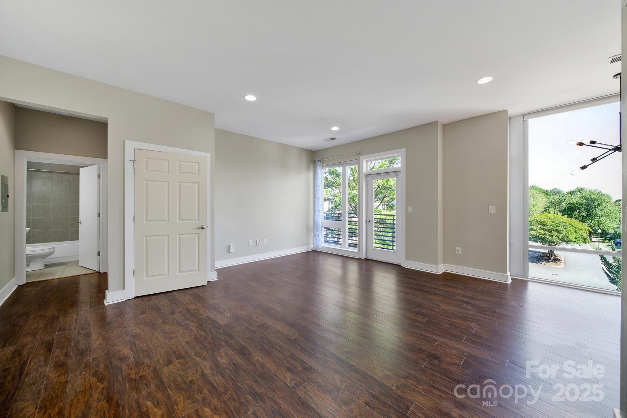 2200 Lyndhurst Avenue 203
