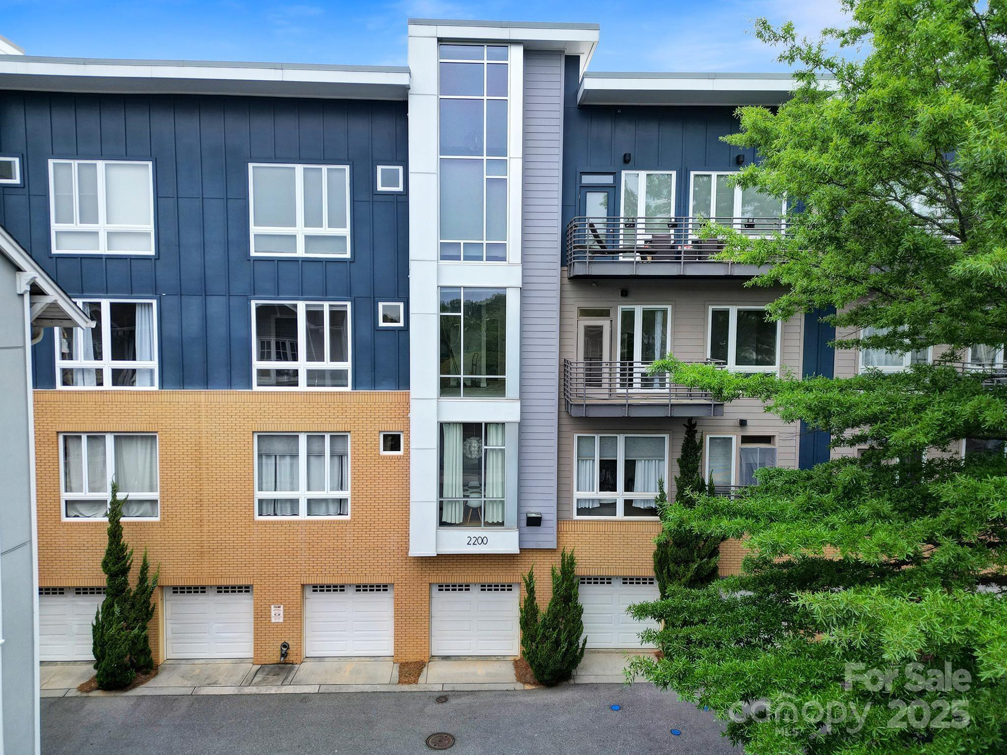 2200 Lyndhurst Avenue 203