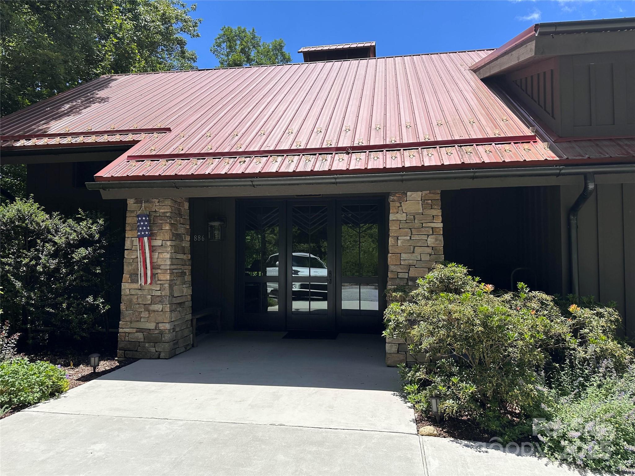 Pinnacle Falls - Land