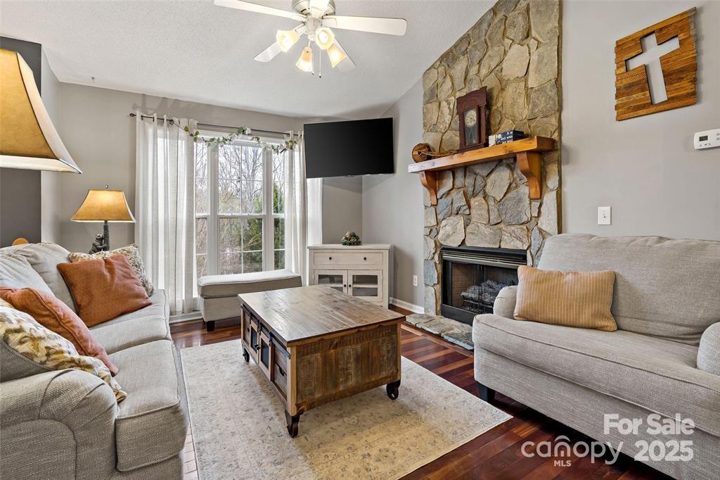 Laurel Pointe - Residential