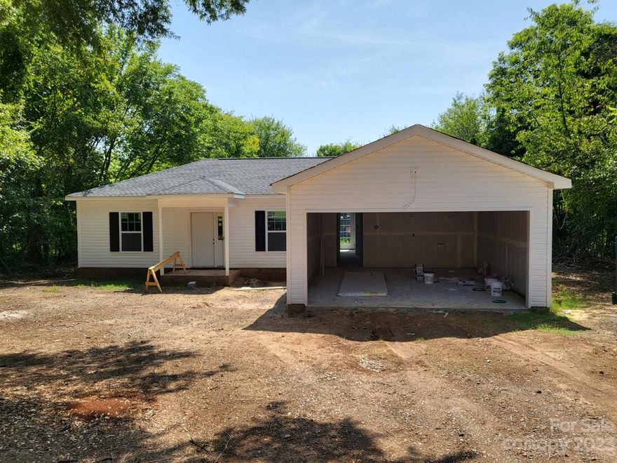 Awesome Quality New Construction Home in Rock Hill, SC. This ranch home with split floor plan will have all the bells and whistles, granite in kitchen and baths, double garage, stainless steel appliances and much more. Located within close proximity to downtown Rock Hill, shopping, dining and I-77. Plans are not 100% reflective of finished product. Photos are a representation of the builder's work and does not reflect this plan. Builder offering 5k seller concession to help with closing cost or buy down buyer's rate.