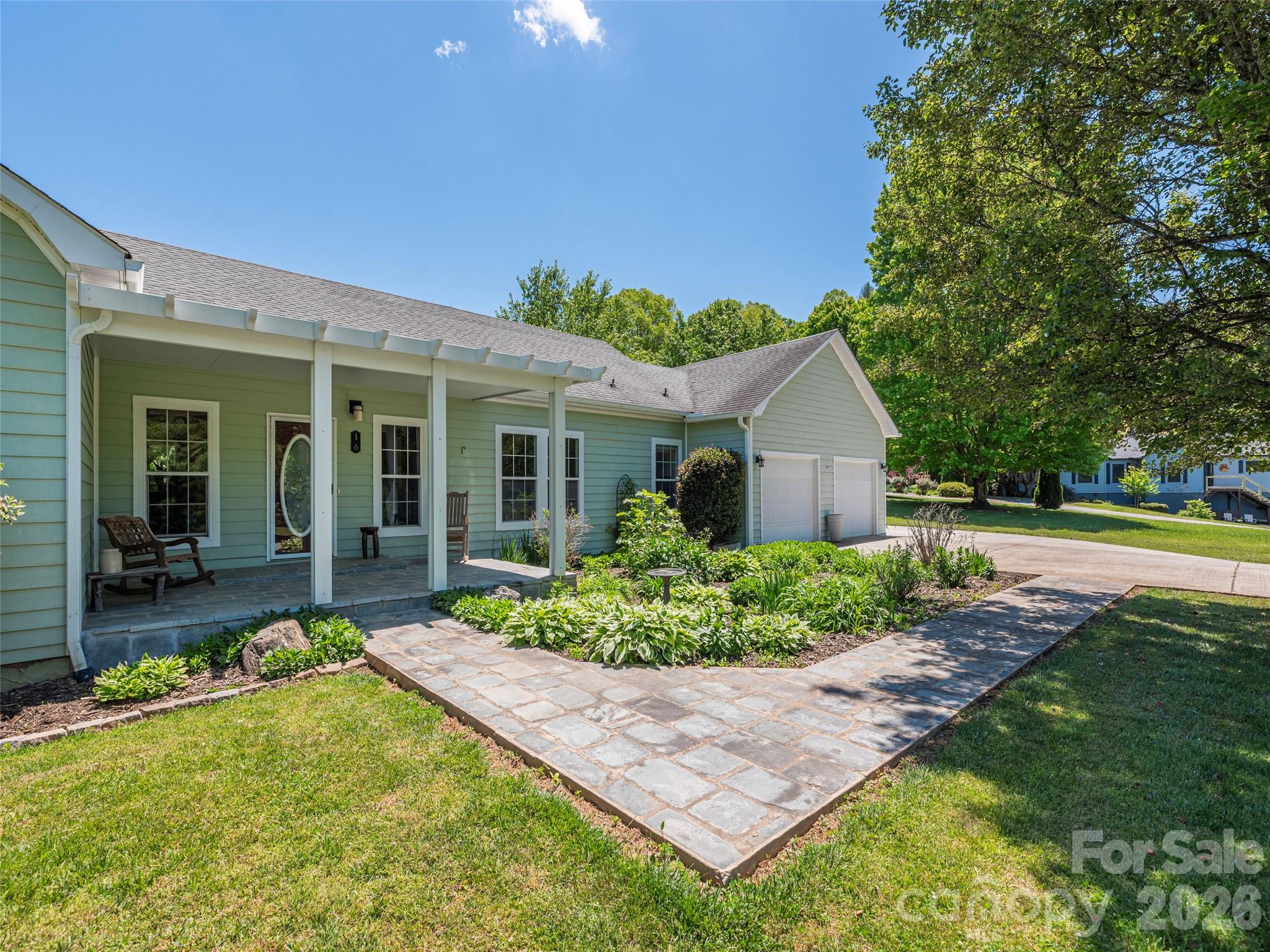16 Chinaberry Court