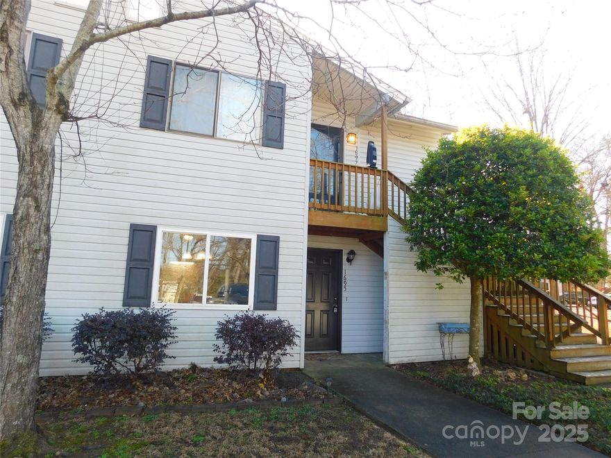 Main Level Condo!!!  Located right in the center of everything, just minutes from I-77, shopping and dinning. Don't miss this unit on the bottom level with screened in porch. Beautiful vinyl plank floors. Comes with stove, refrigerator, dishwasher and a very nice washer and dryer unit. Come take a look today.