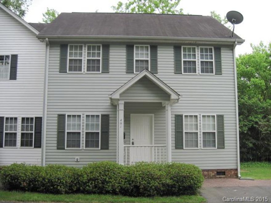 Wonderful Myers Park location. Walk to Park Road Shopping Center. The greenway is just outside your back door. Large open living space. Master has vaulted ceiling, garden tub, and walk-in closet. Water is included.   Pet fee is per pet that does not exceed 30 lbs.