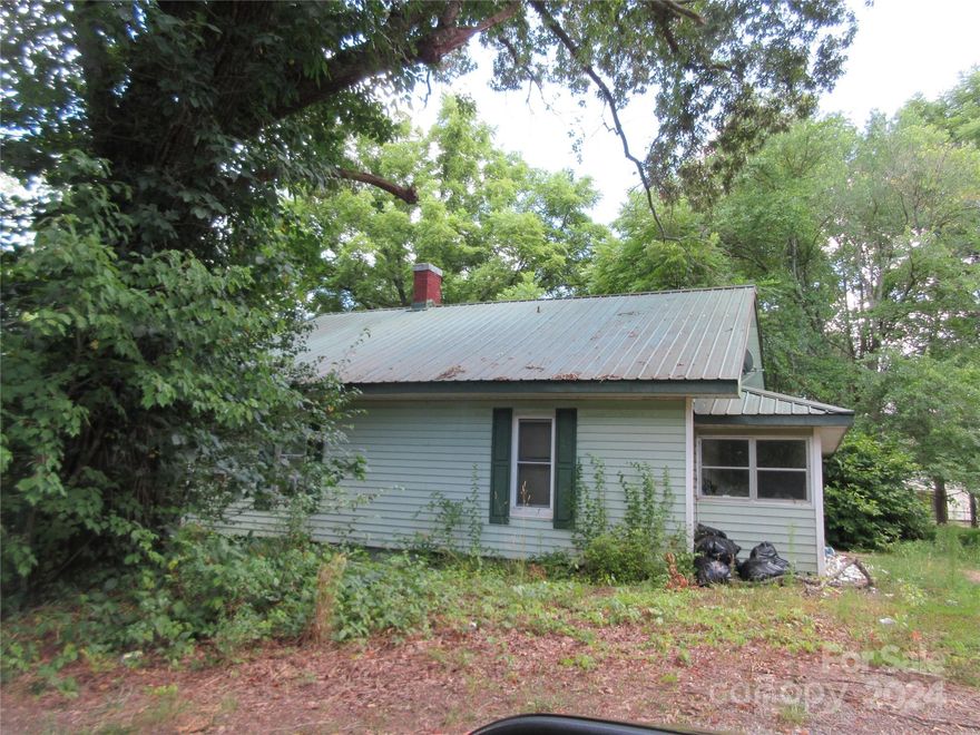 2 bedroom/1.5 bath home located on 1.33 acres.
