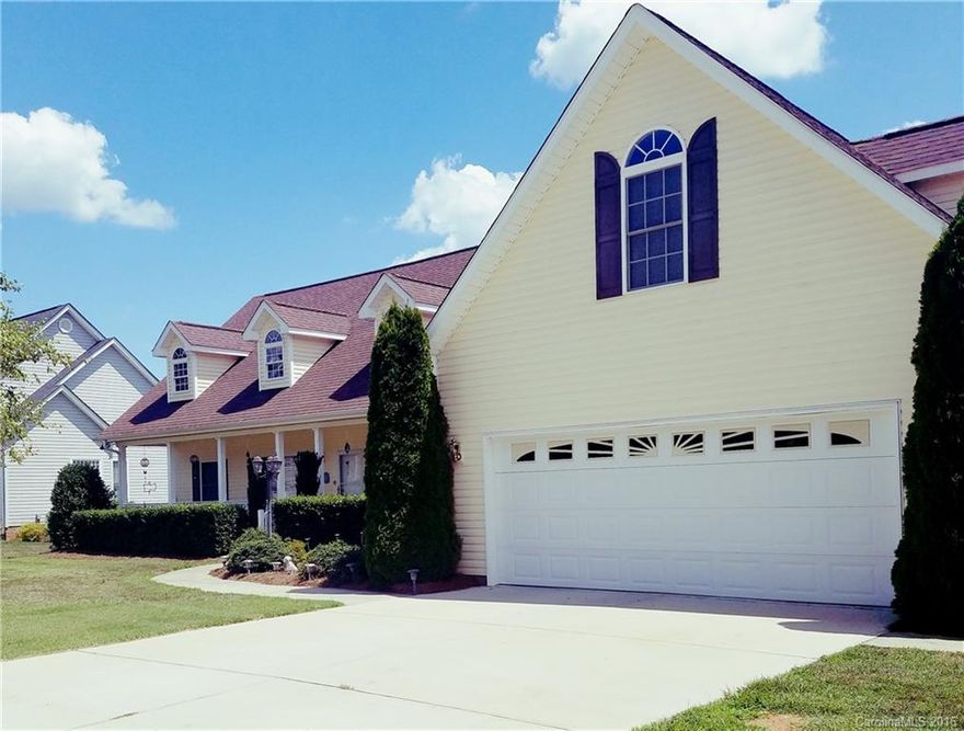 MOTIVATED SELLER!
Located in desirable Stoneridge Lakes, this home is in immaculate condition.  4 Bedrooms & 3 Baths, lakefront homes boasts, master on main split level, dual vanities, two walk in closets including an oversized master bath with jacuzzi tub. Several upgrades throughout; ceiling fans, vaulted ceilings, walk in pantry with stand up freezer. Laundry on main, with shelving & storage space. Over sized kitchen with additional dining space. 
BRING ALL OFFERS!