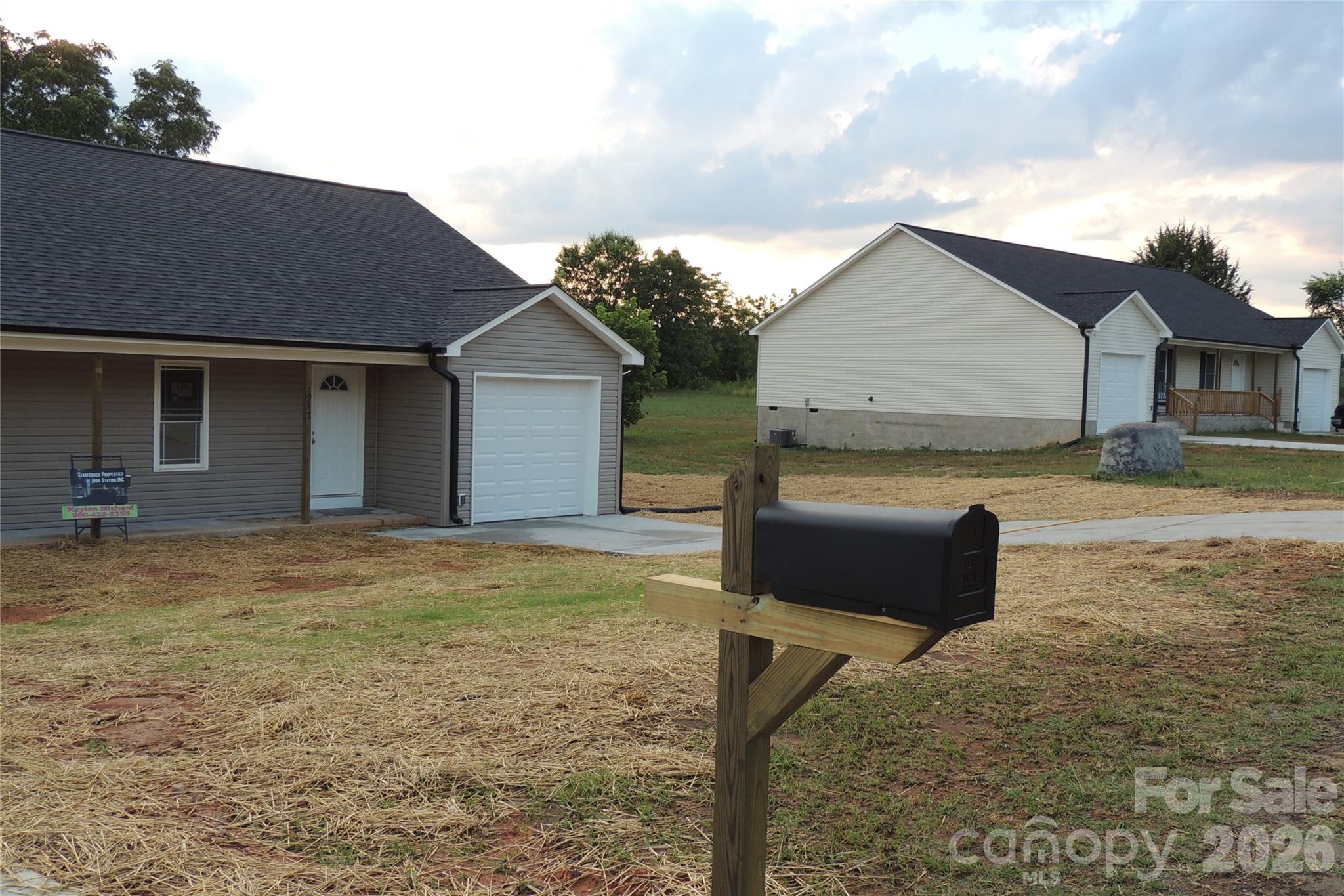 1943-1955 Glen Manor Court 1-2