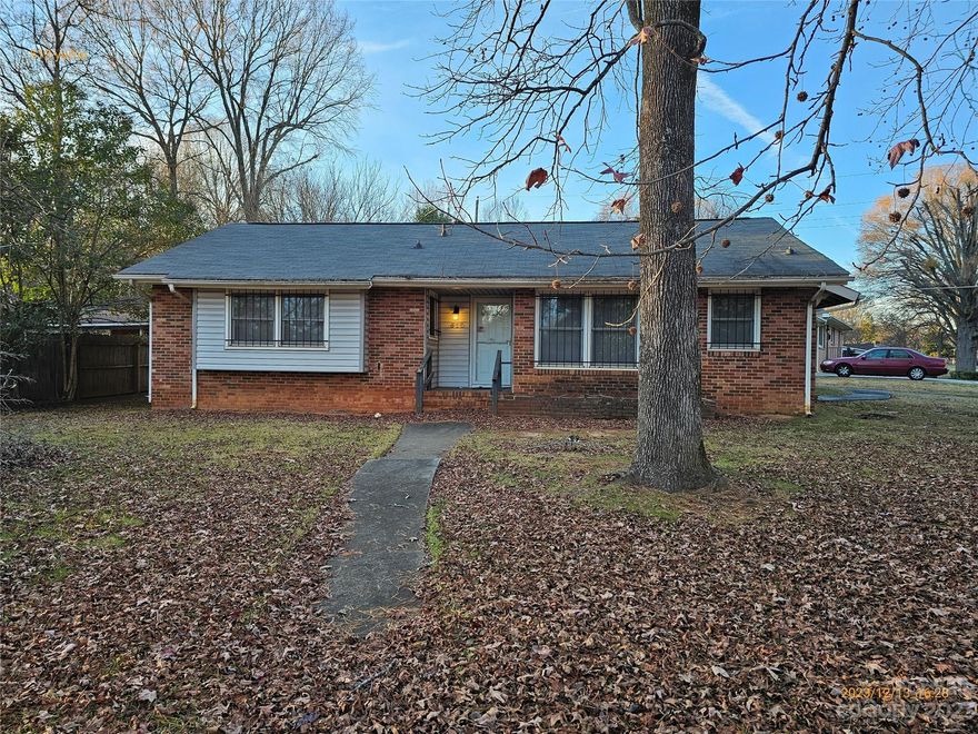 Good Bones in Hidden Valley.  needs some cosmetics and up fits.  Judicial sale sold as is with free and clear title.  Minimum 5% earnest money. Please call your REALTOR for a showing today.