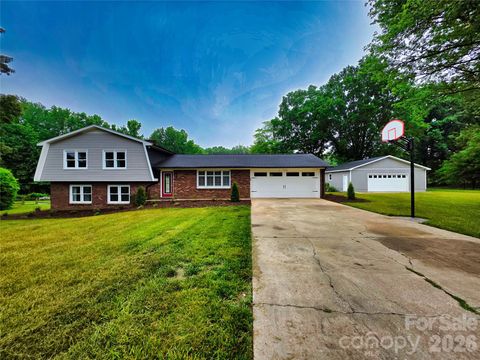 Photo of 158 W Meadowview Drive, Statesville, NC 28625 (MLS # 4385382)