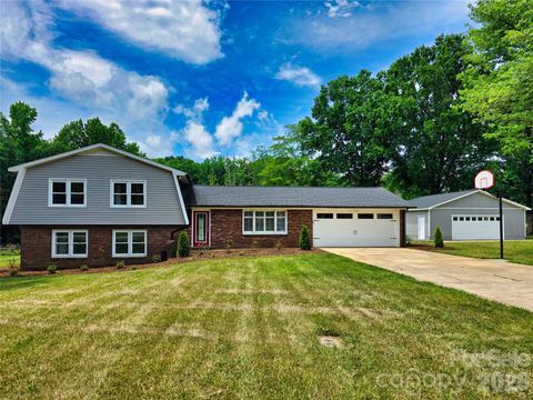 Photo of 158 W Meadowview Drive, Statesville, NC 28625 (MLS # 4385382)