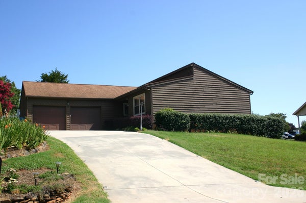 1647 WOODRIDGE CIR, HICKORY, NC 28602 - Image 163af8aee9e924dd193f9bfa8b6f02a5/1531079760