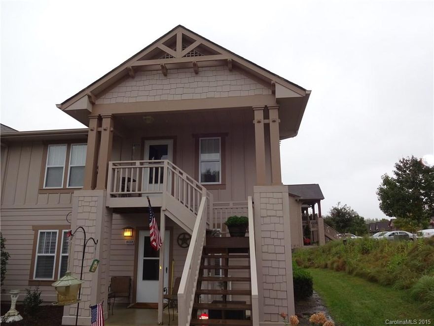 END UNIT, UPPER LEVEL, MOVE IN READY, VAULTED CEILINGS, GAS LOGS. VERY CONVENIENT TO I-26, SHOPPING AND RESTAURANTS. GATED COMMUNITY INCLUDES TENNIS COURTS, POOL, CLUBHOUSE AND FISHING POND AND FITNESS CENTER.