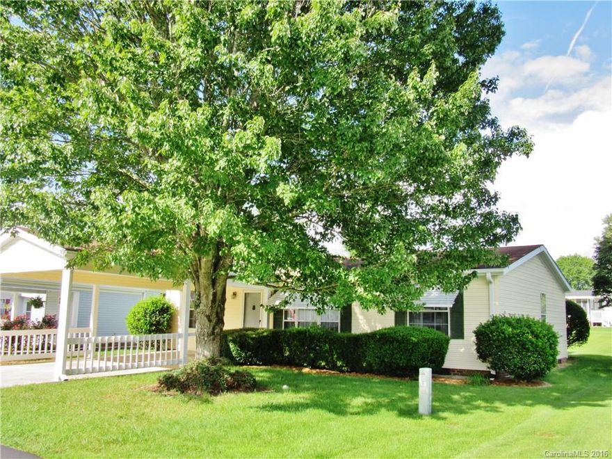 DESIRABLE RIVERWIND, 55+ COMMUNITY W/ MTN VIEWS, CLUBHOUSE, POOL & SOCIAL ACTIVITIES!
METICULOUSLY MAINTAINED HOME, MOVE IN CONDITION! NEW LAMINATE FLOORING, 2-YR HEAT PUMP, NEW FAUCETS/SINKS, FRESHLY  PAINTED. GREAT RM W/ GAS FP, VLT CEILING OPENS ONTO DINING AREA. KIT OFFERS  BREAKFAST BAR, SKYLIGHTS, PANTRY & LAMINATE FLRS. MASTER BR W/ WALK IN CLOSET, CARPET & MASTER BATH W/ WALK IN SHOWER & LAMINATE FLRS. SPLIT BEDROOM PLAN. RELAX ON SCREENED PORCH OVERLOOKING THE SPACIOUS BACK LAWN.