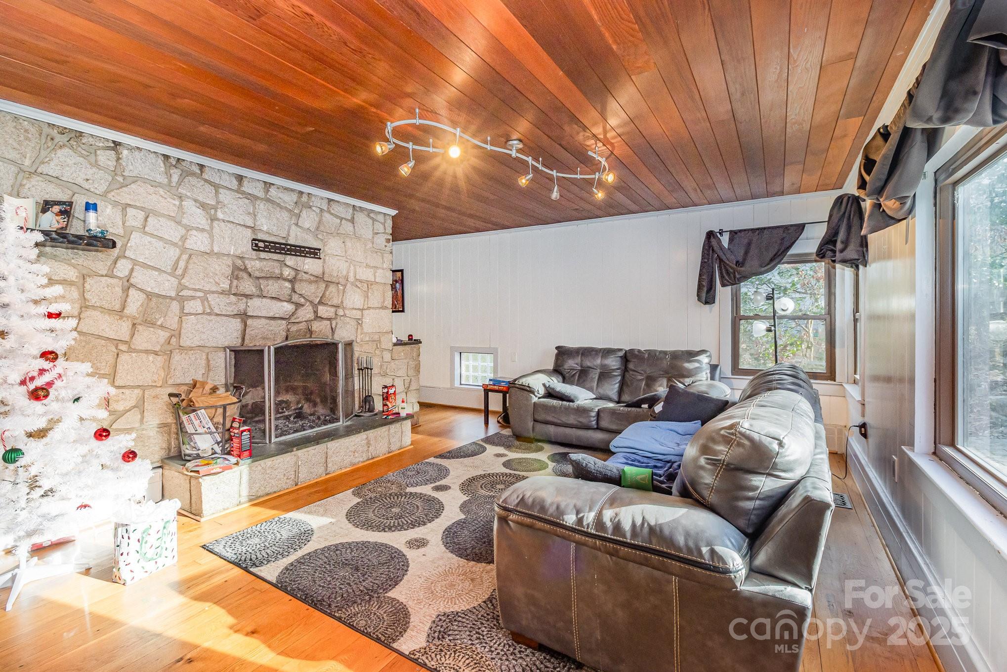 335 Summit Court SE