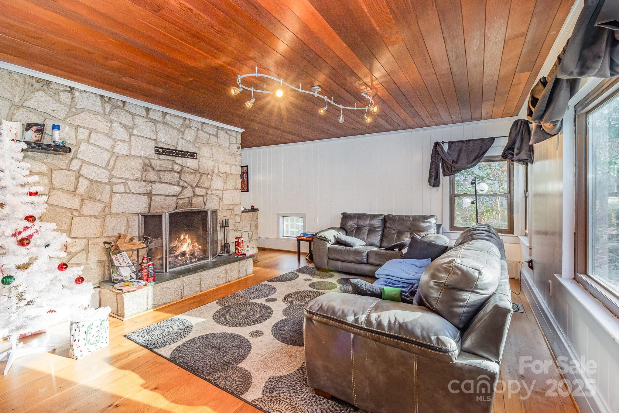 335 Summit Court SE