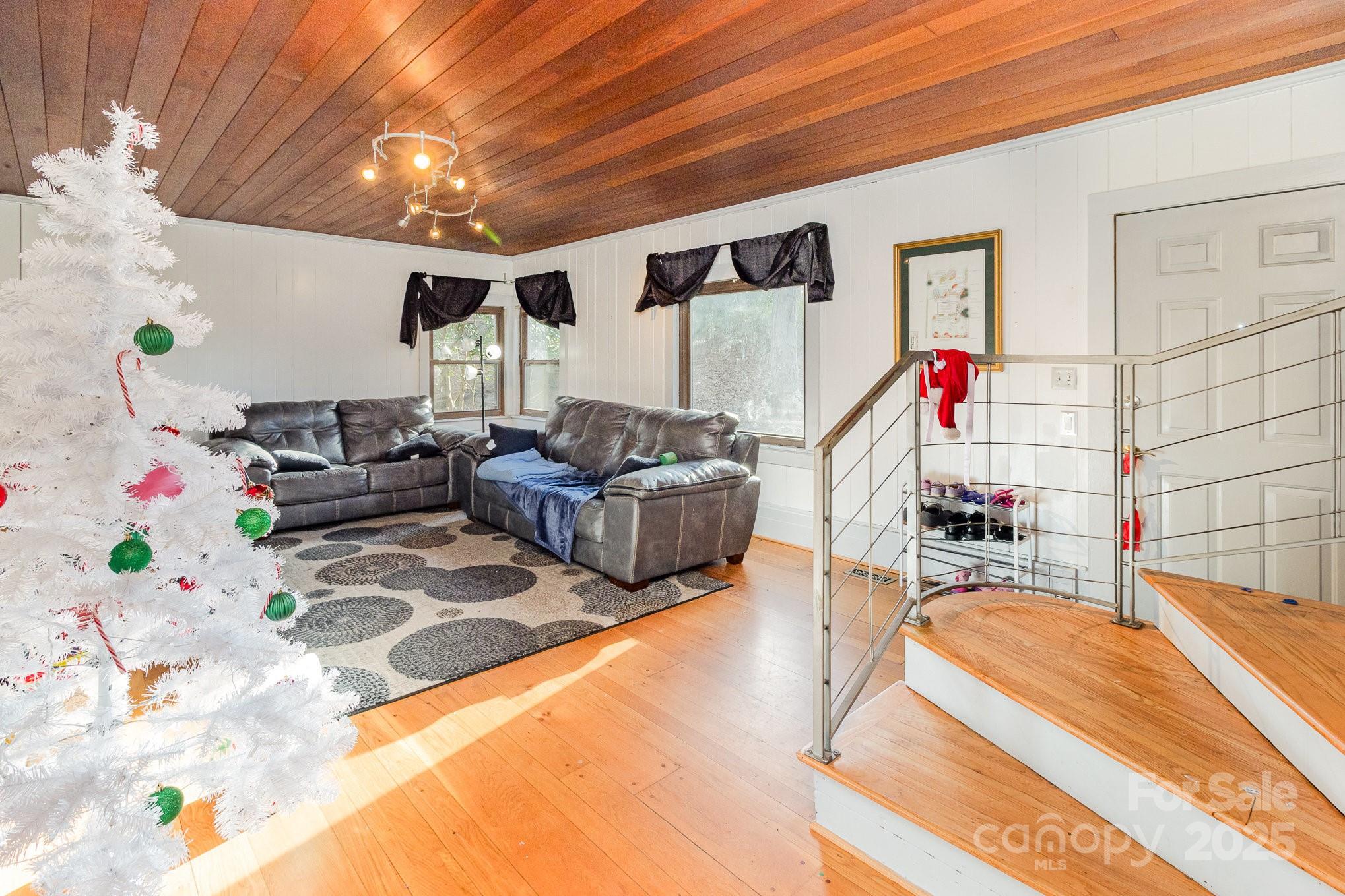 335 Summit Court SE