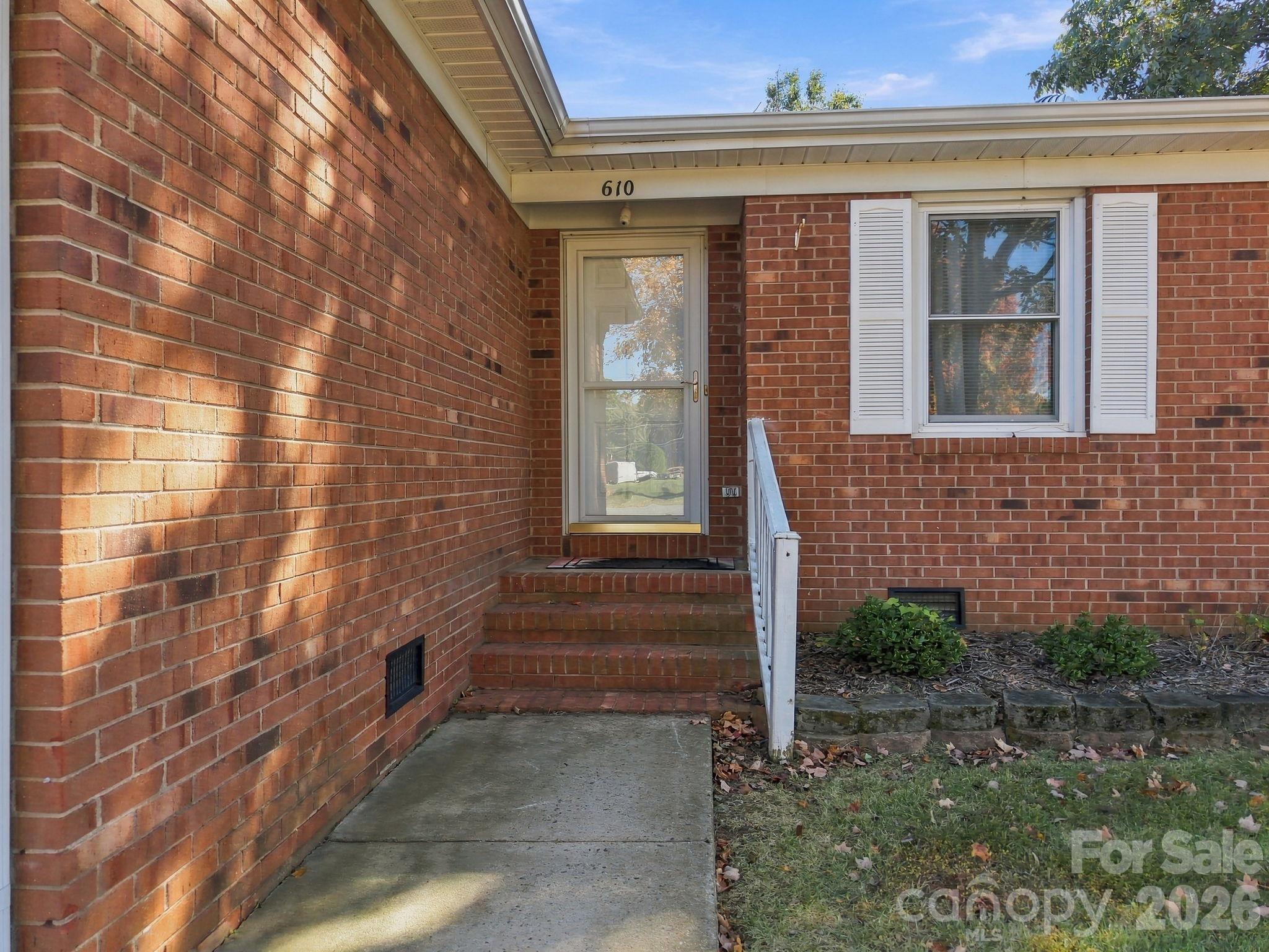 610 Lancer Court NW