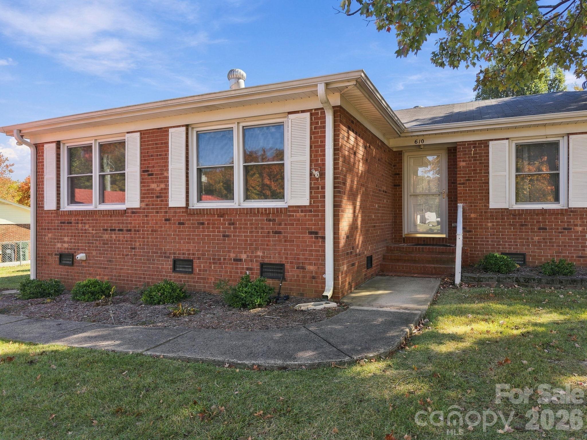 610 Lancer Court NW
