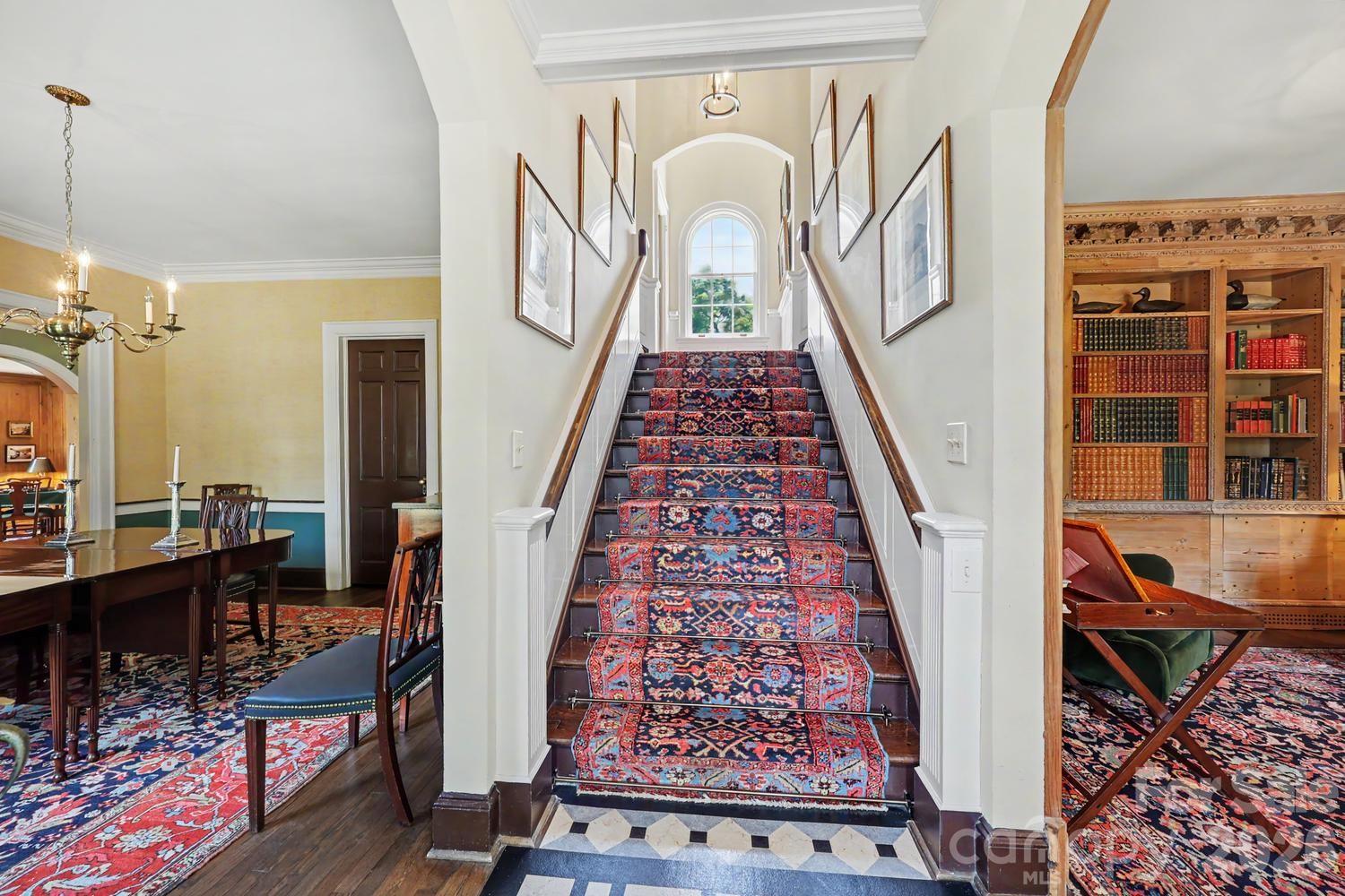 1401 Queens Road W