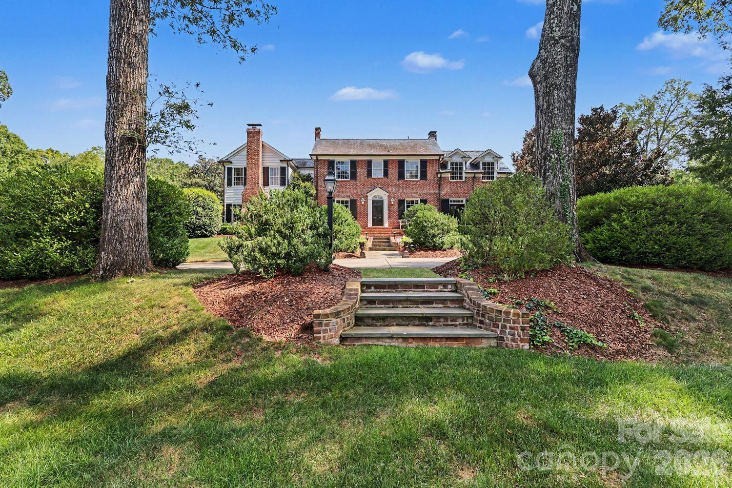 1401 Queens Road W