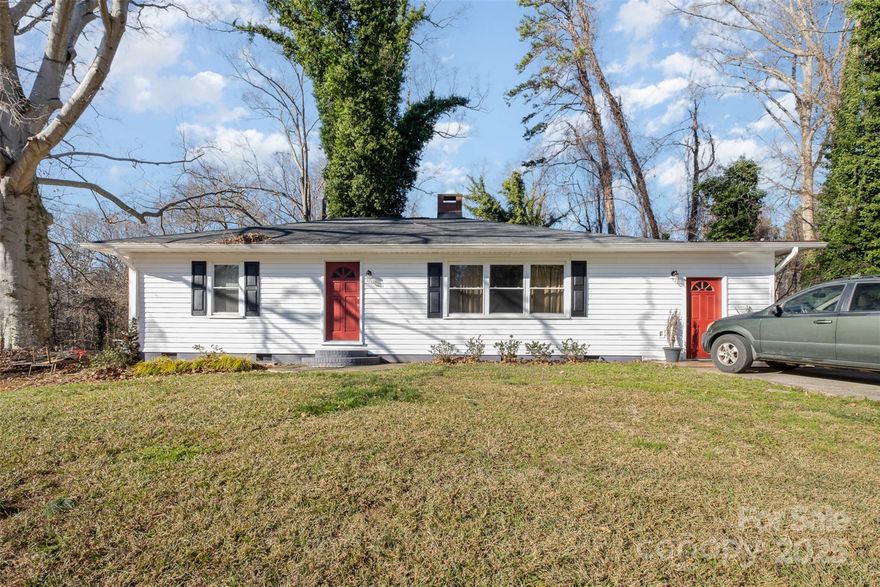 In town, ranch home in desirable Fort Mill. This 3 bedroom, 2 bathroom home does need your love and attention to bring it to it's full potential. The convenience and proximity to not only downtown Fort Mill, the
Riverwalk area is nearby, Rock Hill is just a few miles away, and if you commute to Charlotte, this would be a dream opportunity and location. Please come take a look.