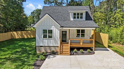 Photo of 67 Valentine Street, Flat Rock, NC 28731 (MLS # 4298104)