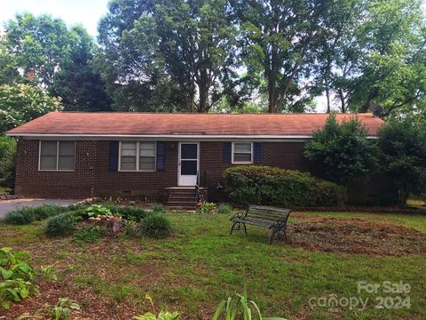 Single Family Residence in Matthews NC 1300 Stallings Road.jpg