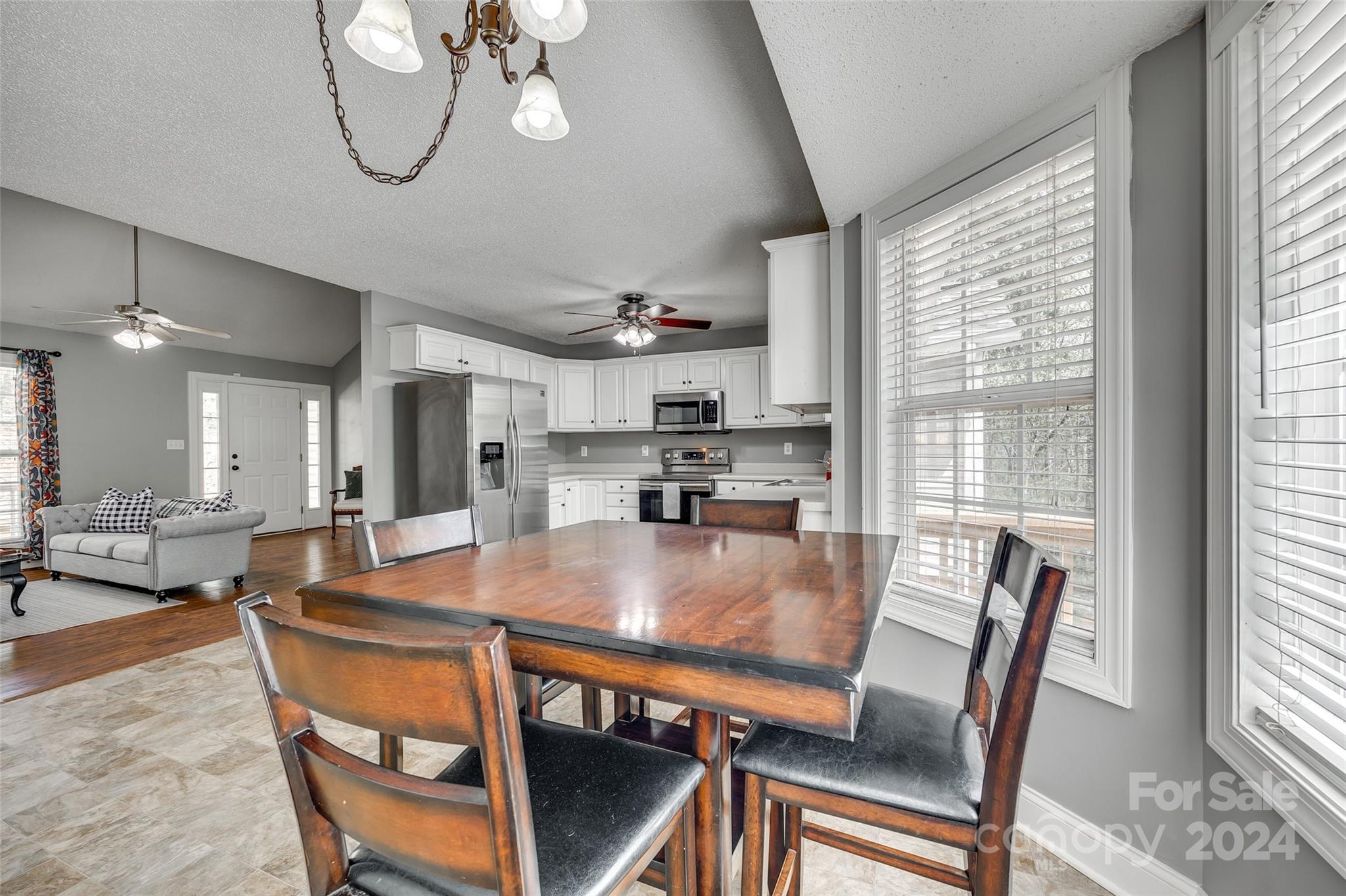 RAGIN ESTATES - Residential