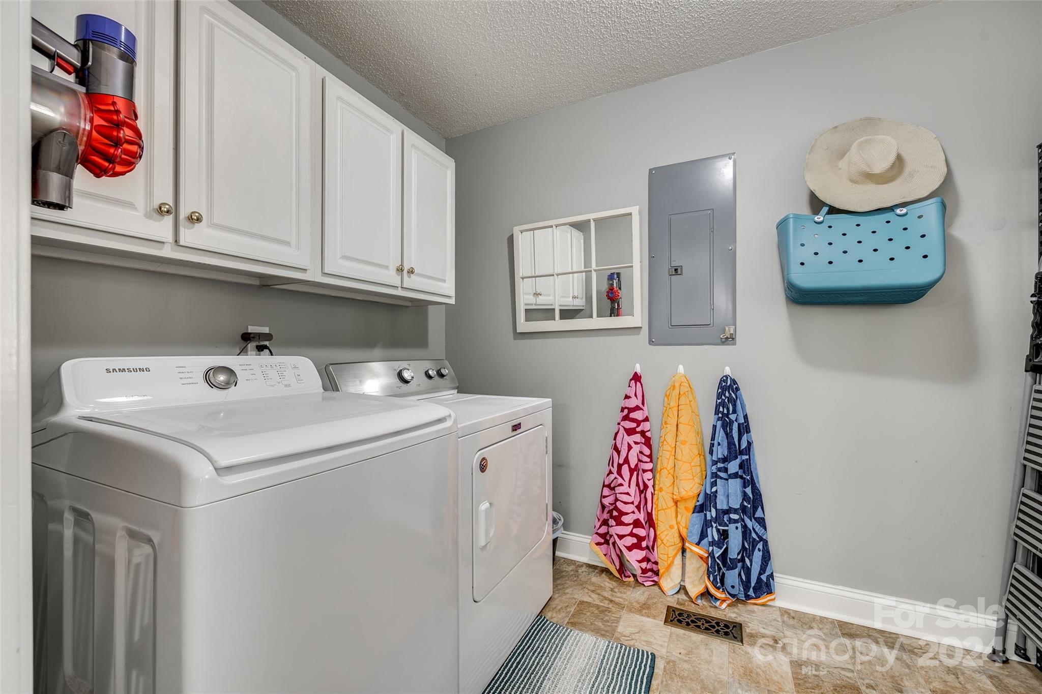 RAGIN ESTATES - Residential