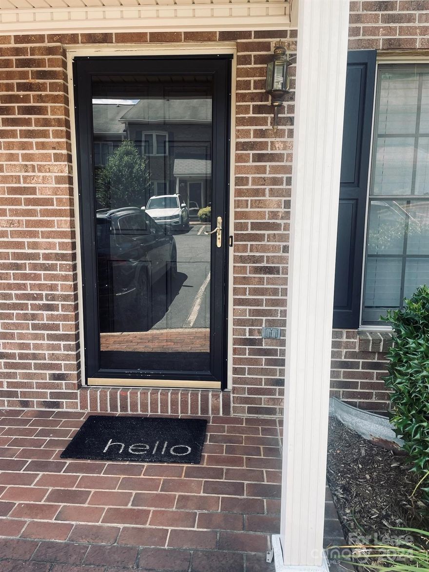 Welcome to this great 2 bedroom, 2.5 bathroom located in the highly desirable Viemont area! Around a 5 minute drive to downtown hickory where you can venture into boutique shops and great restaurants.