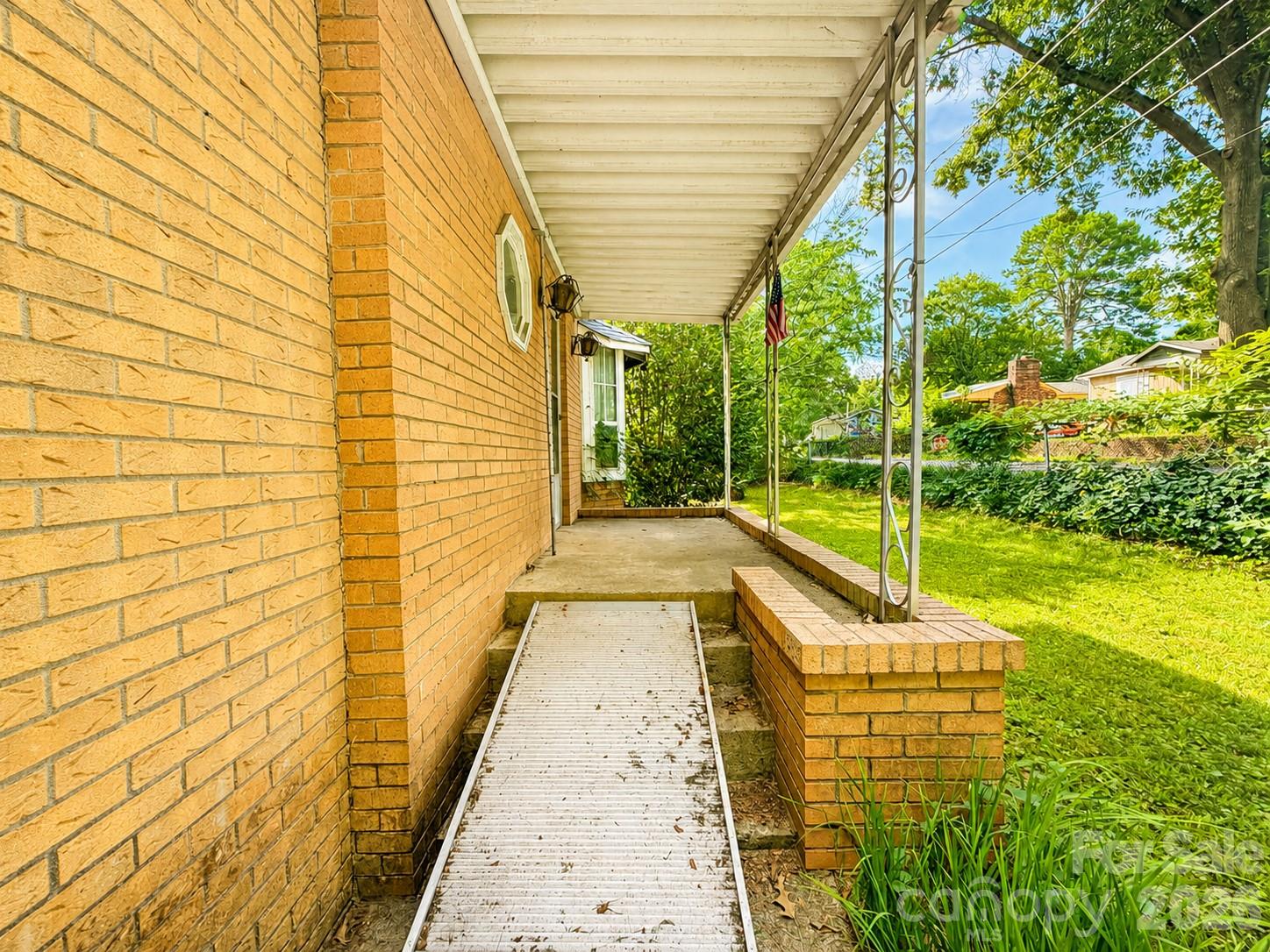 128 E Hilltop Drive