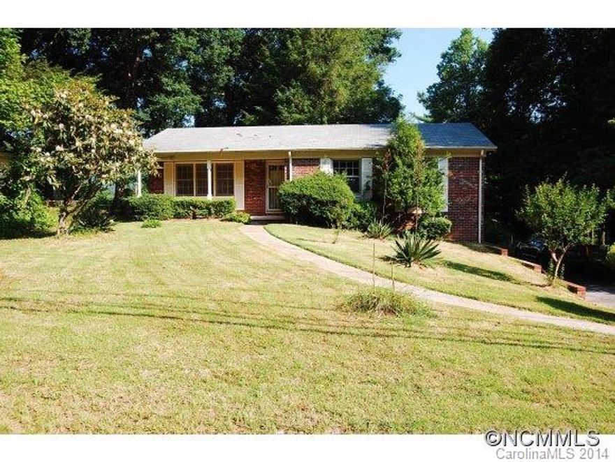 BRICK RANCHER on 1/2 AC(+/-)Level lot. Great Garden Space. Close to Main St. Shopping, Theater, Dining etc. Near Osceola Lake. New Interior Paint. Part Hardwood Flring., L/L Garage and Family Room. Lots of Storage. Check it Out!    >>>>>>>>>>>>>GREAT PRICE REDUCTION<<<<<<<<<<<<<