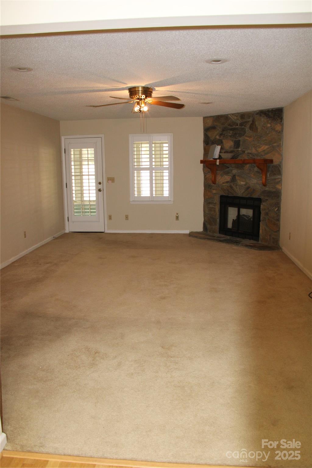 542 Camrose Circle NE