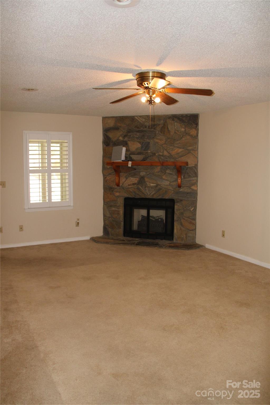 542 Camrose Circle NE