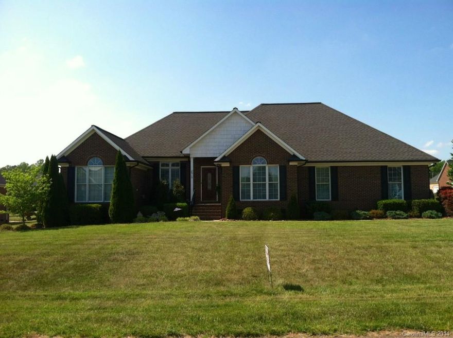 Beautiful brick 3BR/2BA home. Home has 10 ft ceilings, tile, hardwood, and carpet flooring, and stone fireplace with gas logs. Granite and tile in kitchen, as well as walk-in pantry. MBR & BA has 2 walk-in closets and trey ceiling, jetted tub, dual sinks, and separate toilet room. Dining room, breakfast bar, and breakfast nook offer plenty of space for entertaining. 2  bedrooms share a full bath, with separate room for toilet. Covered patio on back leads to open deck overlooking backyard.