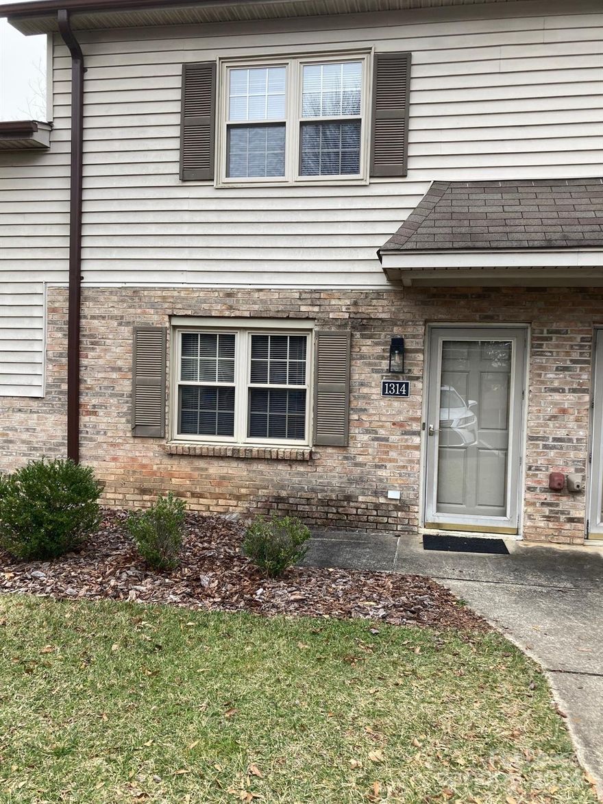 Beautiful townhome located in Hickory.  Convenient to Springs Rd, Viewmont and Hwy 70.  This 2 BR 1.5 BA townhome has a nice outdoor space for your pleasure.  The rent includes the water, sewer, trash and lawn care.  Come take a look at this lovely home.