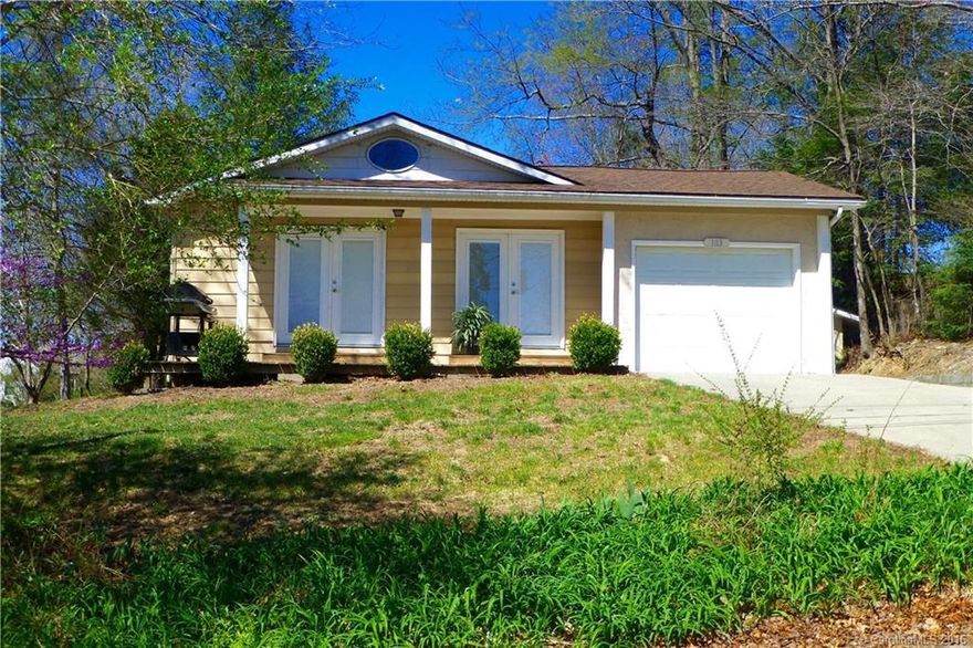Darling cottage within walking distance to Lake Osceola. (lake drained now for dam repair). Move in condition home, hardwood floors, rocking chair front porch, small fenced area for pets. Attached 1 car garage, other detached garage w/electric for workshop or car. Minutes to Flat Rock Playhouse, Sandburg Home, & Historic Hendersonville.  Enjoy the quiet life in this sweet bungalow, great for 1st time home owners, vacation rental, or 2nd home. Come & see how sweet Lake Osceola life can be!