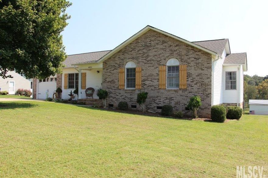 Detailed and well maintained, this 3 bedroom, 2 bath, one level ranch is in move-in-ready condition.  This home boasts an open floor plan with a large living room featuring a vaulted ceiling.  The kitchen has SS appliances, laundry in the closet, & overlooks the living room & dining area.  The oversized master bedroom has a walk-in closet and master bath featuring a single vanity sink.  Bedrooms 2, 3 & 2nd full bath are close to the master bedroom.  This home has a single car garage, fenced-in back yard, covered back porch and outbuilding.  Not located in city limits, No HOA’s & close to HWY 16.