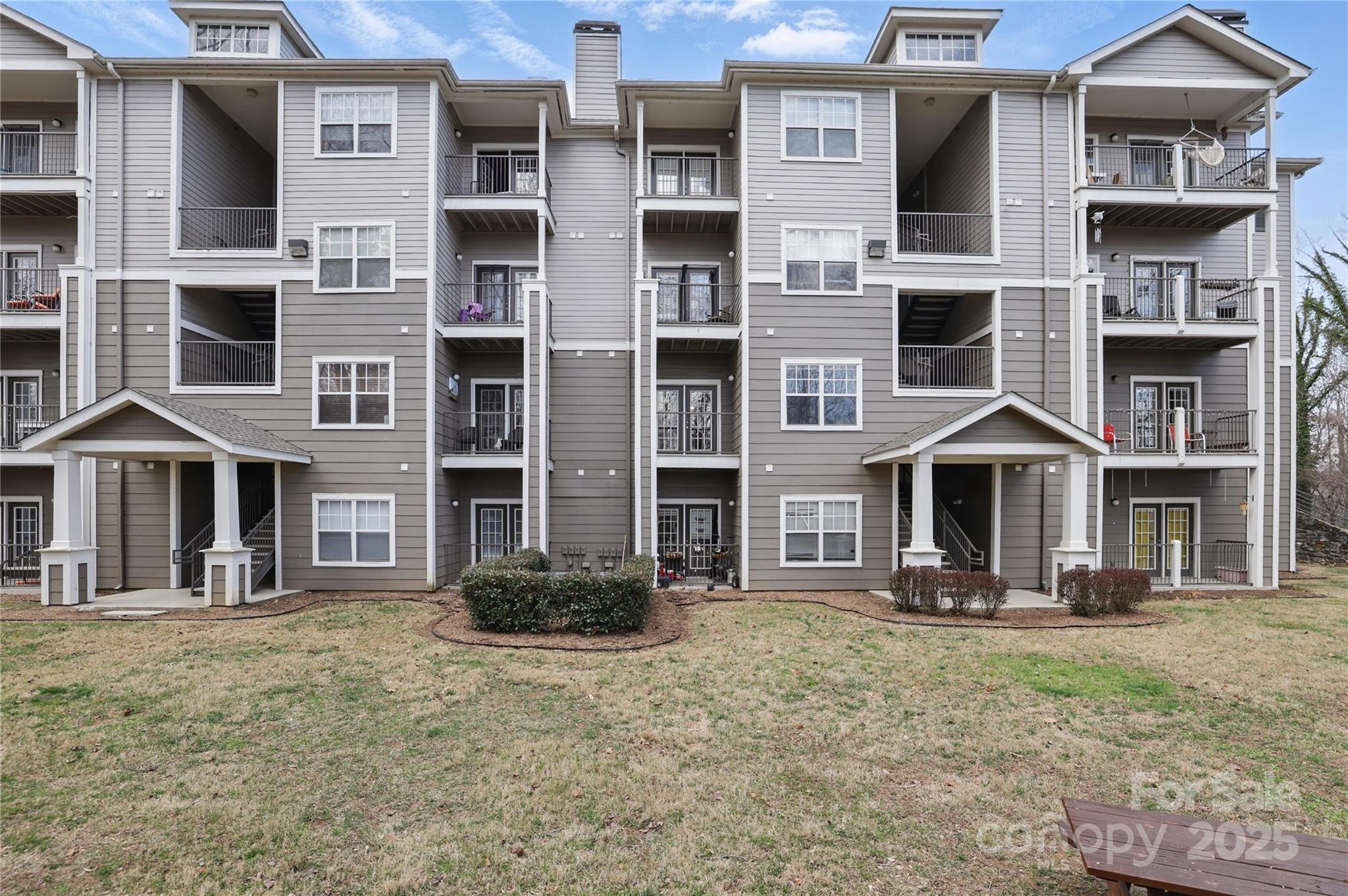 300 VISTA LAKE Drive 207