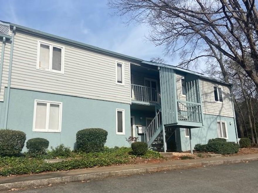 Great one bedroom, one bath condo in Sharon Lakes. Great for investors or owner occupant! Vacant and easy to show. Convenient to Lynx rail line, shopping, restaurants. New carpet, neutral paint. Open floor plan and private balcony located off of the Dining area. Refrigerator to be installed the week of 3/2/2023. These condos are non-warrantable per FNMA and Freddie Mac due to the tenant vs owner occupancy rate...Buyer and Buyer agent to confirm with Lender. Credit Unions have conventional programs.