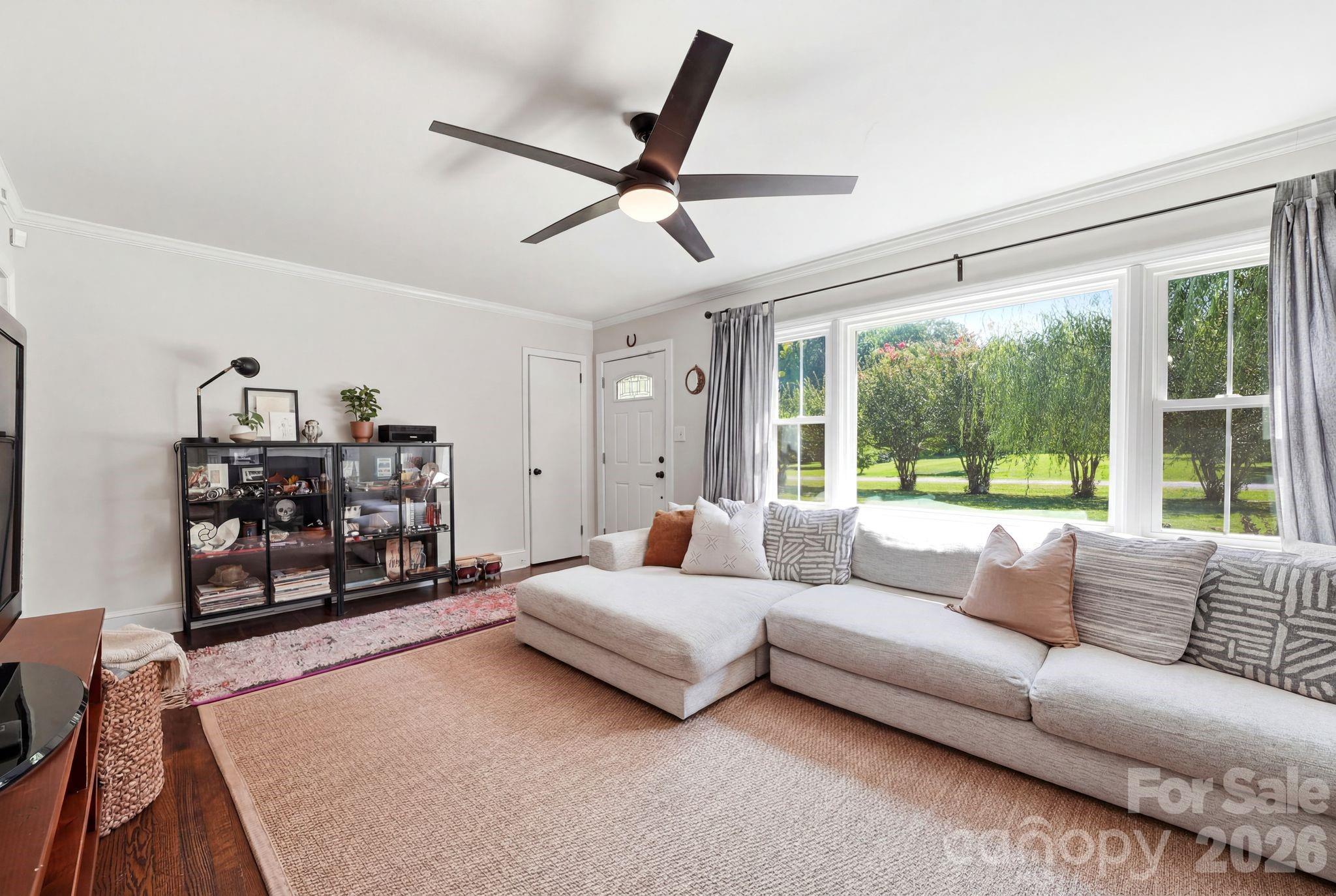 6409 Woodland Circle