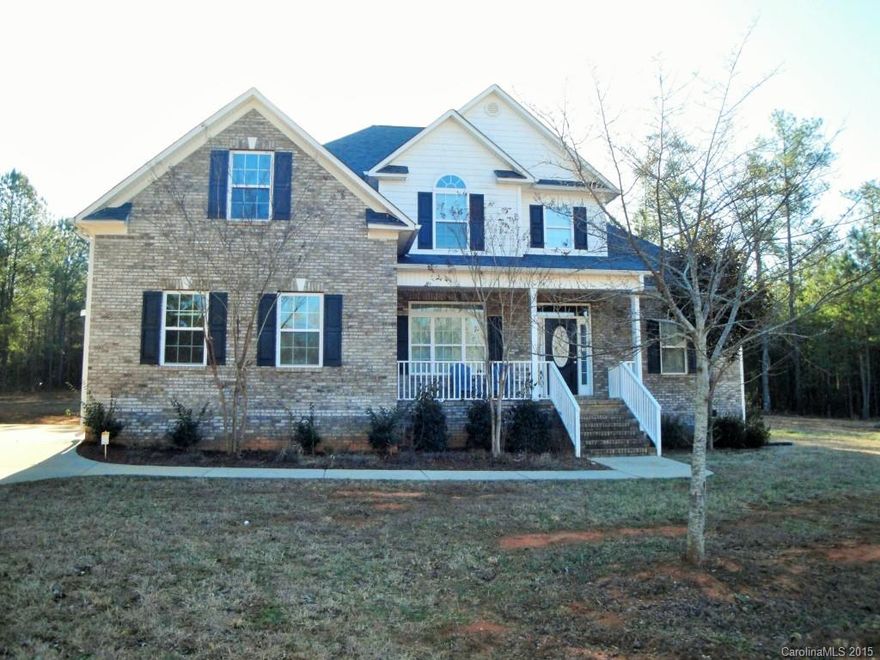 Beautiful home on cul-de-sac features open floor plan with gorgeous kitchen including SS appliances, vaulted family room with gas log fireplace, screened porch, walk-in attic storage, and large master retreat on main, plus a guest bedroom on main!   Upstairs 2 bedrooms 1 bath and a large unfinished (framed) bonus room/flex space.   This home has it all.   Very large lot perfect for family living.   Lots of storage space!