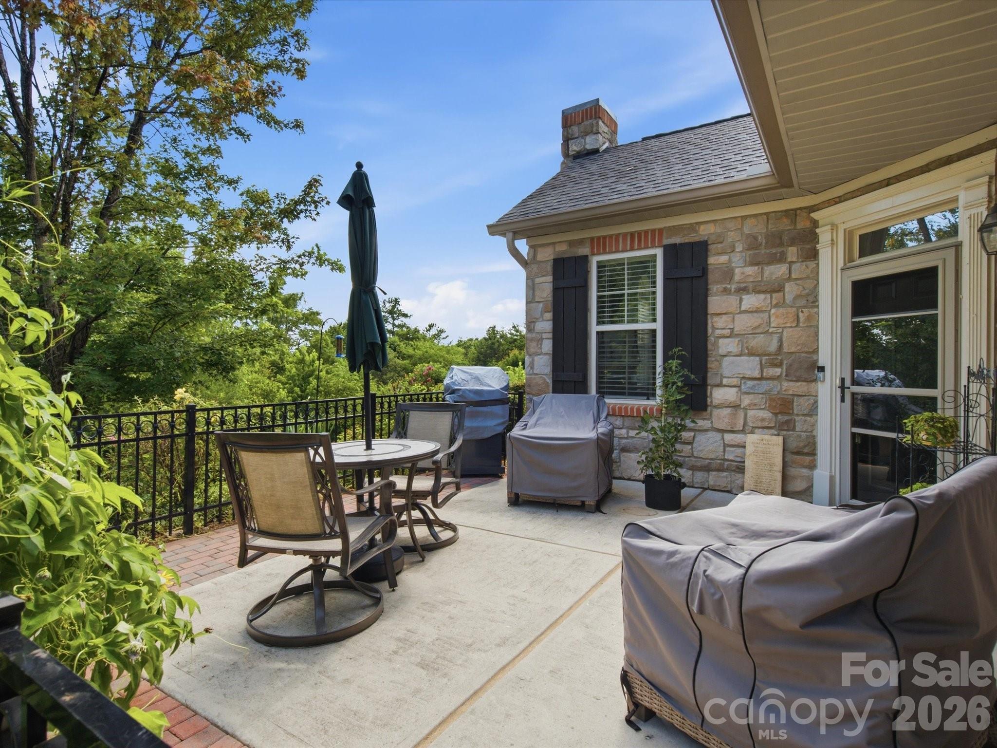 868 Ledgestone Court