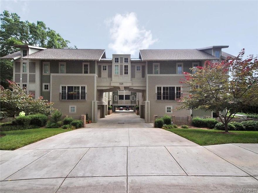 High quality construc craftsman style twnhome in the heart of Dilworth! Wonderful open flrpln loaded w/stunning finishes & arch details. Gas tnklss H2O heatr, granite ctops in kit & bths, custm kit cab, Bosch SS appls, ceramic tile flrs & surrnd in full baths, hrdwd flrs & crown mldg. Butler's pantry, office nook, enclosed porch, lrg outdoor patio & attached 2 car garage. Walk to East Blvd shops & restaurnts!