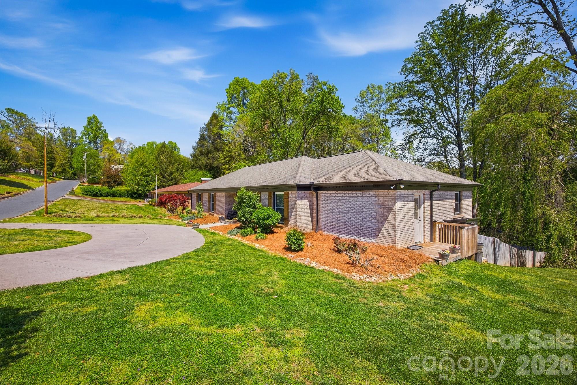 906 Hemlock Drive NE