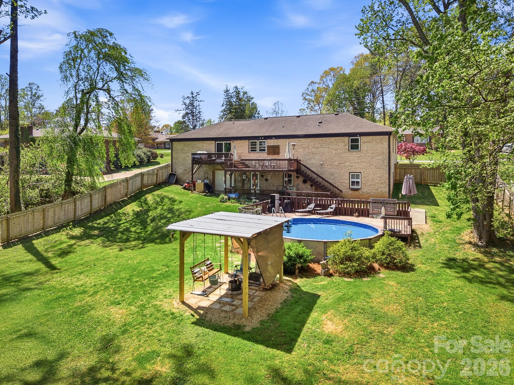 906 Hemlock Drive NE