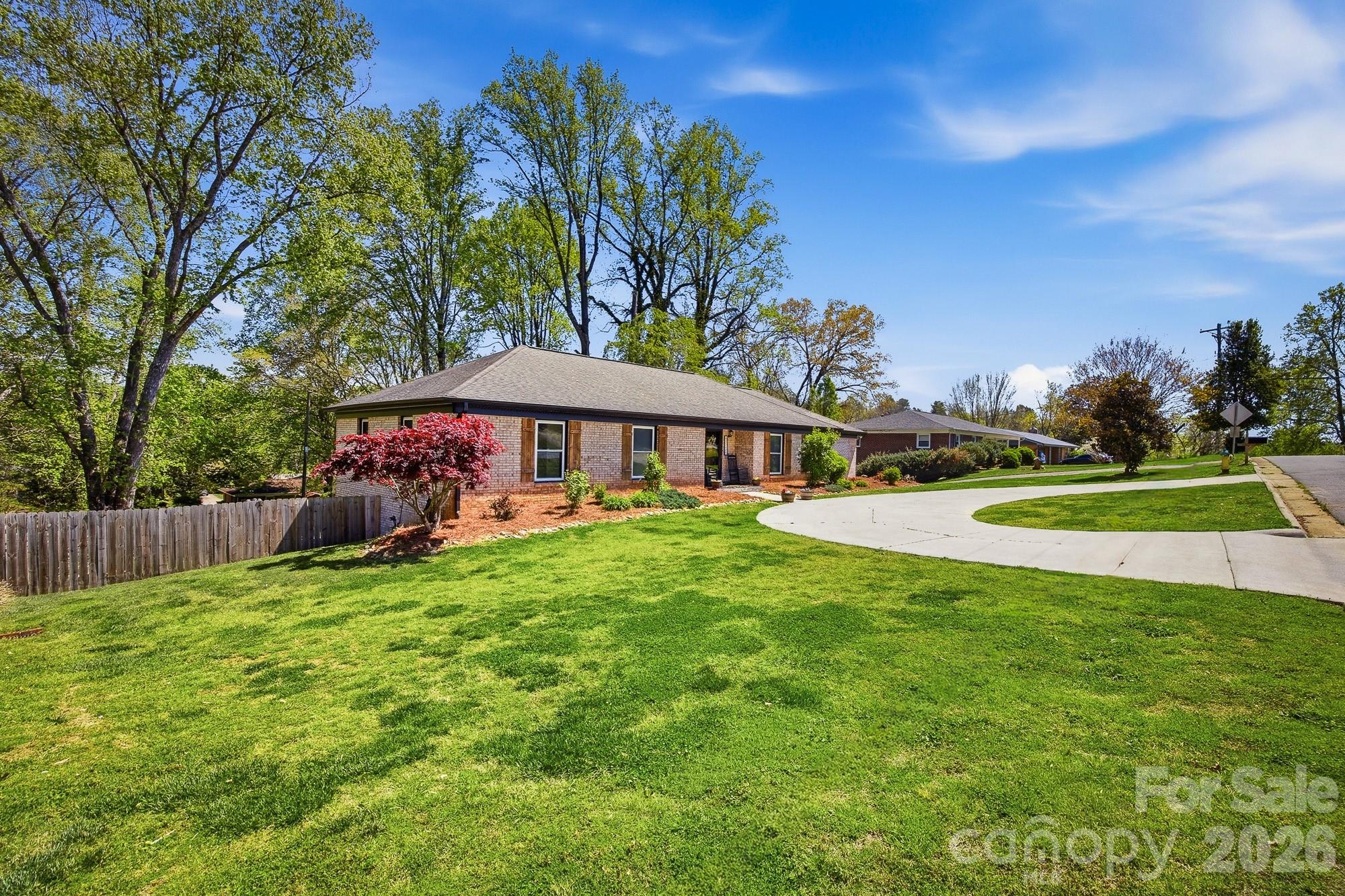 906 Hemlock Drive NE