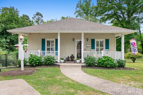 Photo of 2201 Jackson Street, Belmont, NC 28012 (MLS # 4377388)